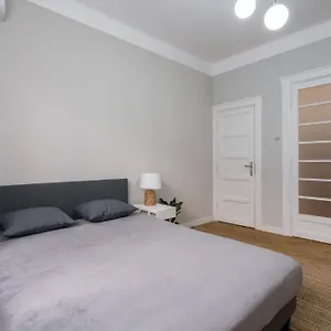 Exquisite Art Deco 2br Prime Location Apartment